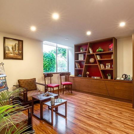 Rosewood Apartment Hotel - ハリドワール エクステリア 写真
